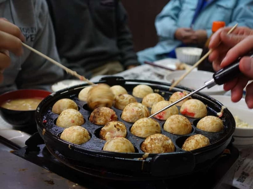 Osaka: Food Tour Kuromon Market & Dotonbori with Guide - Kuromon Market and the first taste of Osaka
