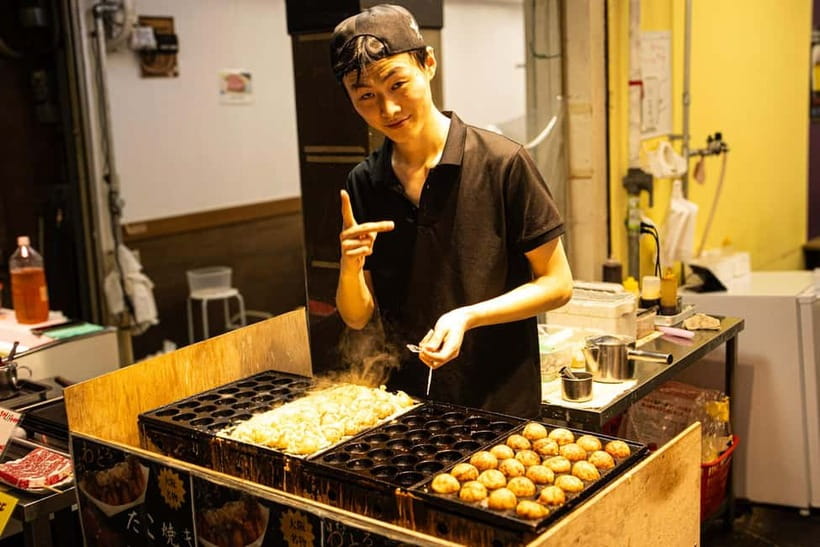 Osaka: Kuromon Market Street Food Tour with Pro Local Guide - What the guides add to the experience