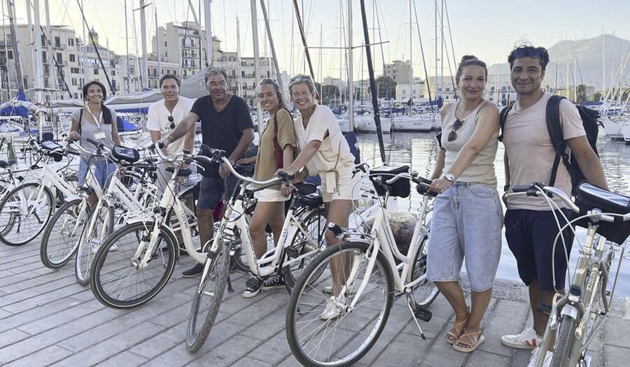 Palermo: Guided Bike Tour with Street Food Tasting - Guide style and group safety