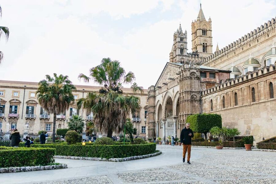 Palermo: Street Food and History Walking Tour - Cassaro, Quattro Canti, and Pretoria Fountain
