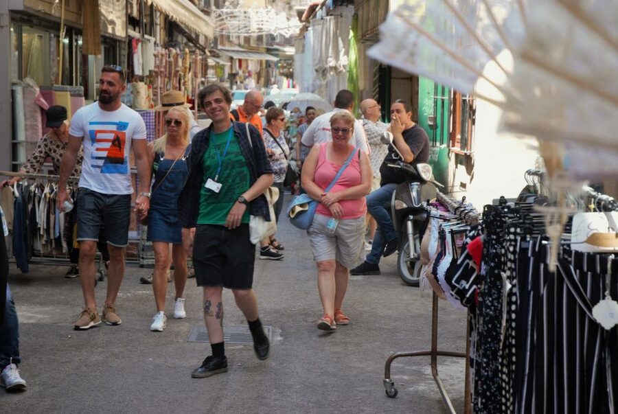 Palermo: Street Food and Local Market Tasting Tour - Walking through Capo and Vucciria