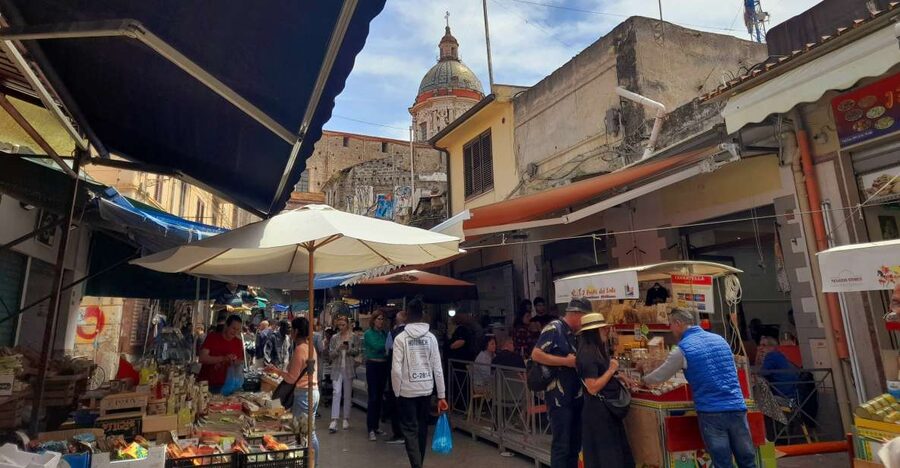 Palermo: Street Food Tour in Ballarò and Vucciria Markets - Meeting Alessandro outside Palermo Cathedral