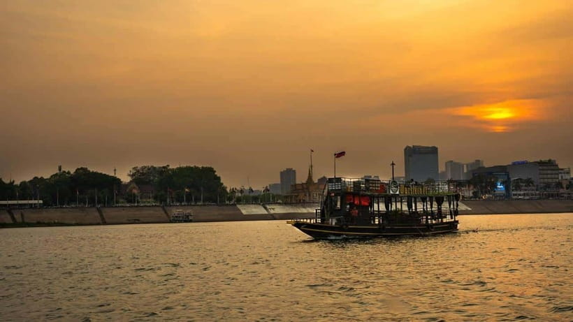 Phnom Penh: Authentic Walking Food Tour with Local Guide - Who should book this Phnom Penh food walk?