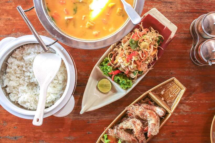 Phnom Penh: Culinary Underground Local Food Tuk-Tuk Tour - Curry, banana leaf salad, and difficult history