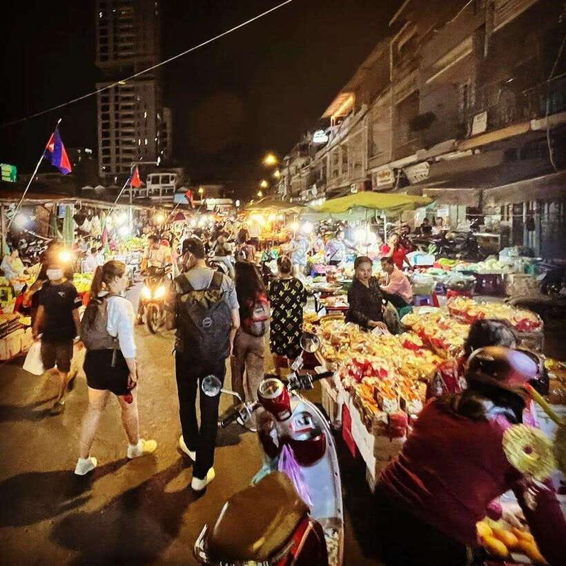 Phnom Penh's Ultimate Street Food Tour by Tuk Tuk - The Royal Palace starts the food parade