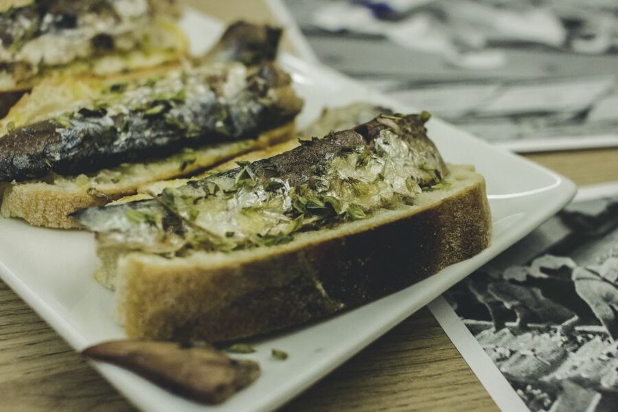 Porto: Evening Local Food Crawl with Drink Pairings - Clérigos and Cedofeita after dark