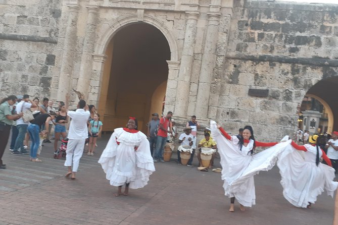 Private Cartagena city and street food tour. - Read Cartagena’s defenses at San Felipe