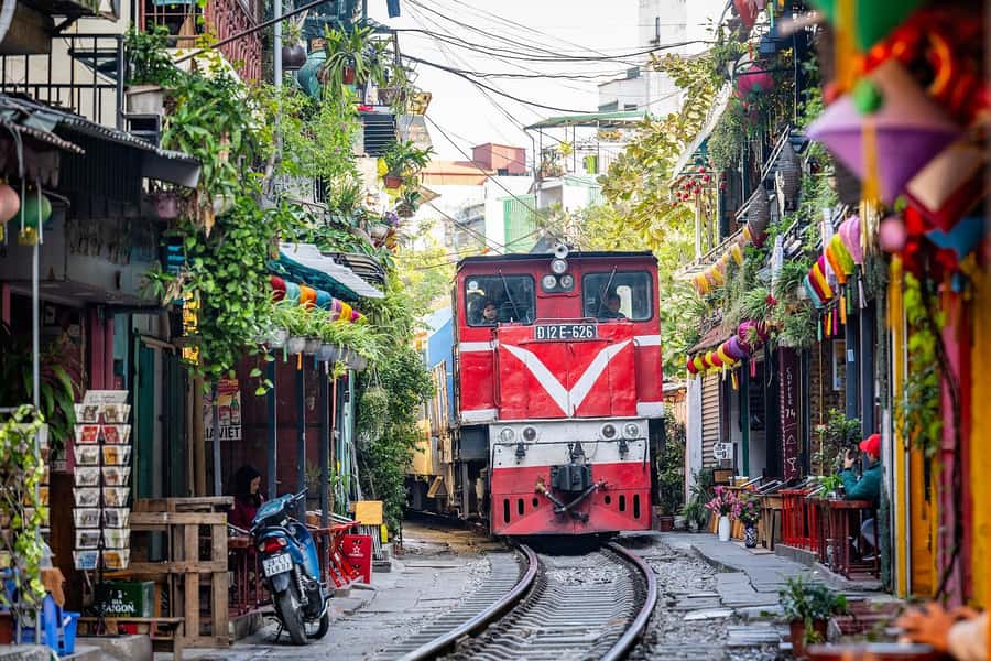 Private: Hanoi Street Food Exploration and Train Street Trip - Pho, bun cha, and the main savory stops