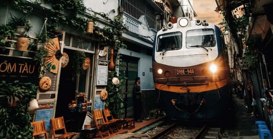 Private: Hanoi Street Food Exploration and Train Street Trip - How much food do you get for $22?
