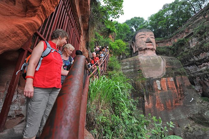 Private Leshan Giant Buddha and Local Food Tasting Trip - Choosing between the cliff path and the river cruise