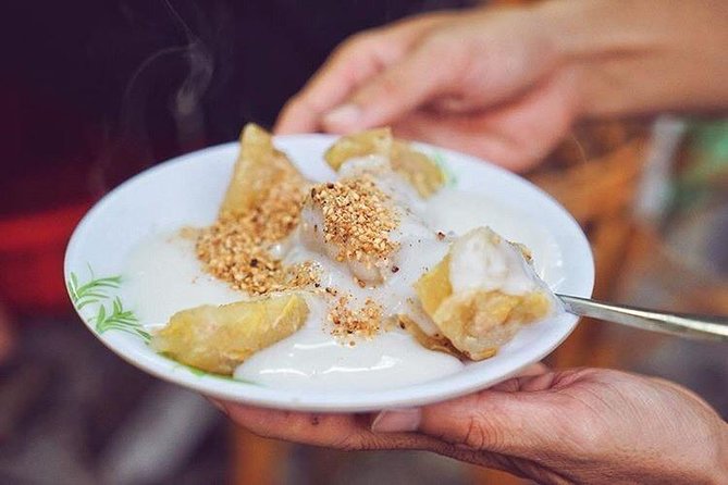 Private Street Food Tour by Motorbike/Car with Local Students - Riding through Saigon traffic