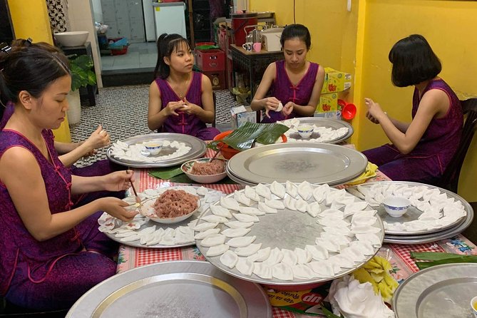 Private Tour HOI AN WALKING STREET FOOD - Meeting local food beneath simple stalls