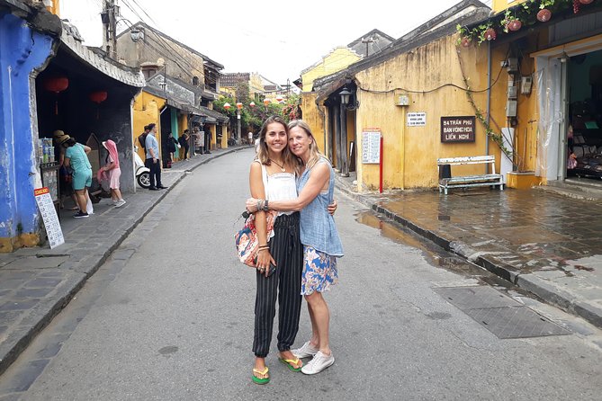 PRIVATE TOUR Marble Mountains-Hoi An Old town-Night Market-Boat - A private guide, driver, and the human side of the tour