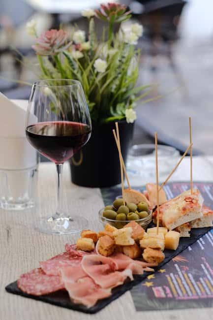 Rimini: Aperitivo & Street Food Tour Delights with a Local - Piazza Malatesta and the one-hour cheese stop