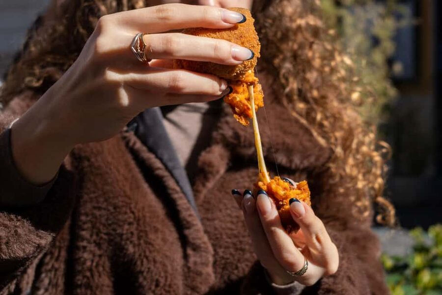 Rome: Guided Food Walking Tour with Wine in Trastevere - What the guides add to the food