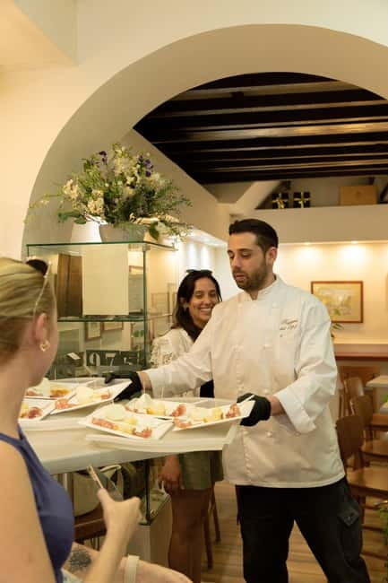 Rome: Local Food and Wine Tour in Trastevere & Heart of Rome - The guides and the tone of the evening