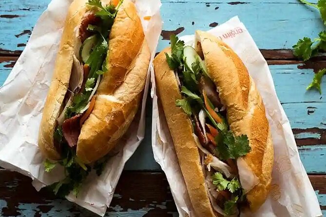 Saigon city tour & Street food - A four-hour ride through Saigon after dark