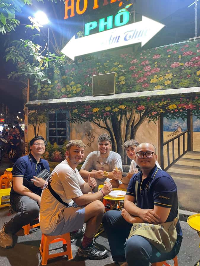 Saigon: Street Food Discovery & Local Culinary Journey - Phở and the importance of the broth
