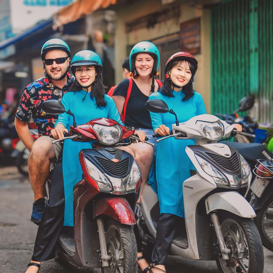 Saigon: Street Food Tasting & Sightseeing Tour by Motorbike - Why a scooter is the right way to see Saigon