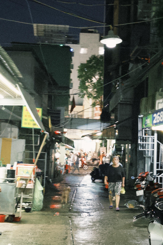Saigon: Street Food Tour and The Local Life - The first tastes: banh mi and fried rice cake