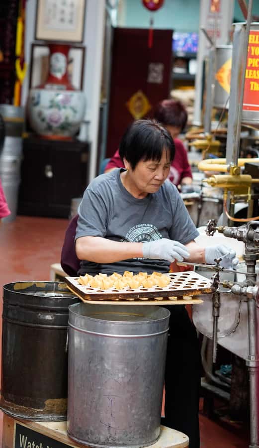 San Francisco: Chinatown Dim Sum and Tea Tour - Fresh fortunes at the first fortune cookie factory