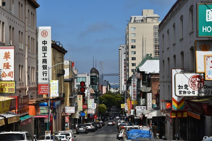 San Francisco: Chinatown Food and History Walking Tour - What the guide adds to the walk