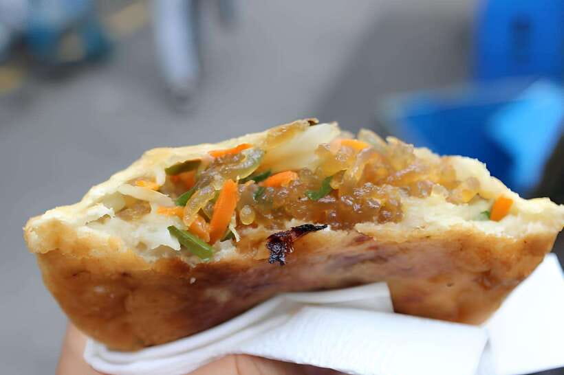 Seoul: Guided Street Food Tour at Namdaemun Market - First tastings: noodles, dumplings, and market comfort food