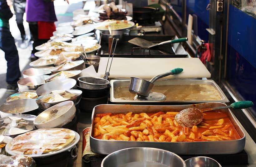 Seoul: Guided Street Food Tour at Namdaemun Market - Sweet hotteok and spicy tteokbokki