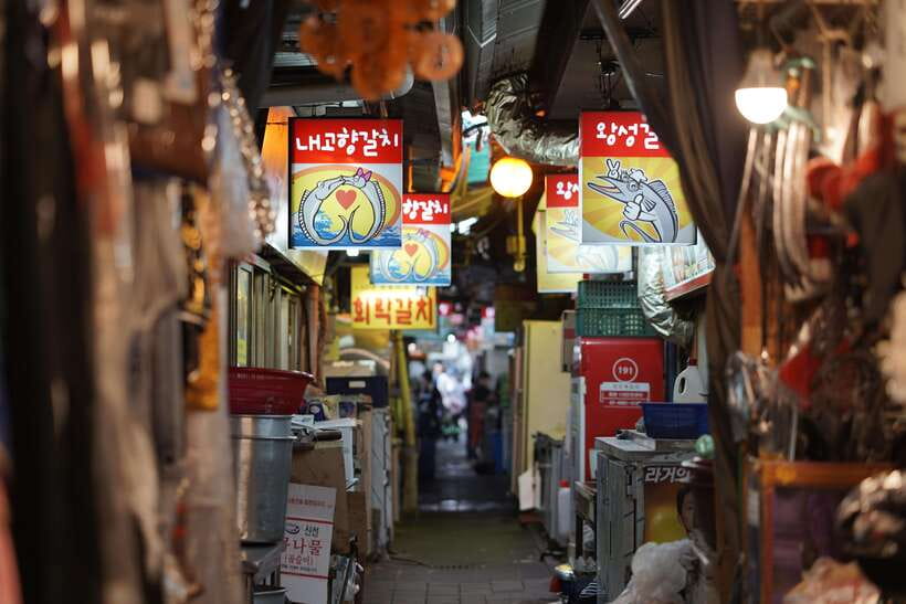 Seoul: Guided Street Food Tour at Namdaemun Market - From food stalls to crafts and vendor stories