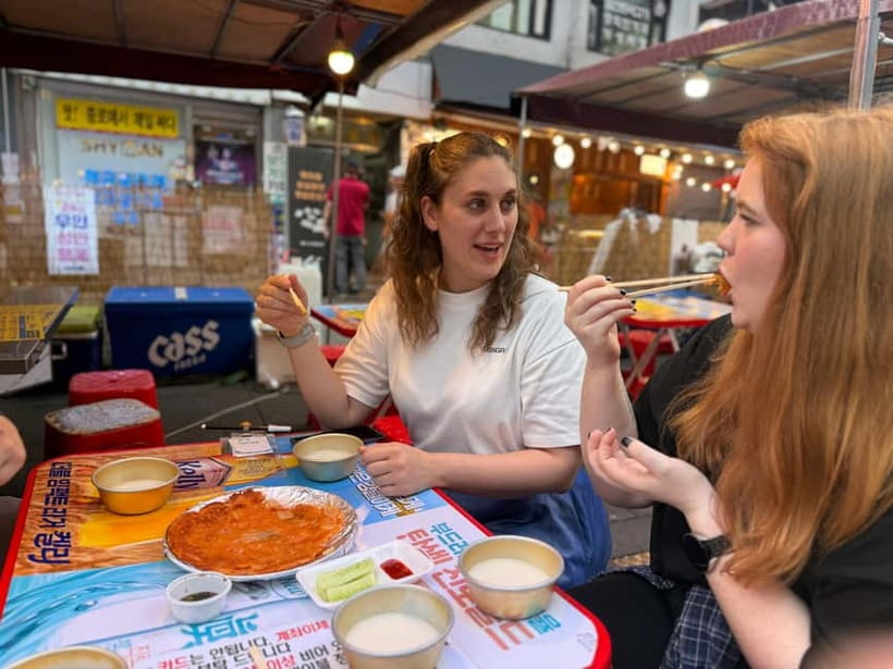 Seoul: Jongno 3-Ga and Ikseon-Dong Tour with Street Food - What the guide adds to the evening