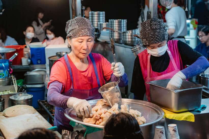 Seoul: Night Market Food Tour with Local Guide - Makgeolli, drinks, and the social side