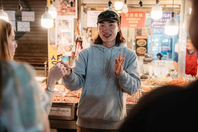 Seoul: Night Market Food Tour with Local Guide - The guides make the difference