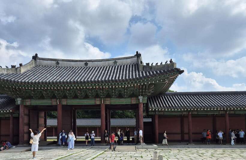 Seoul: UNESCO Palace and Street Foods Guided Tour - Two hours at Changdeokgung Palace