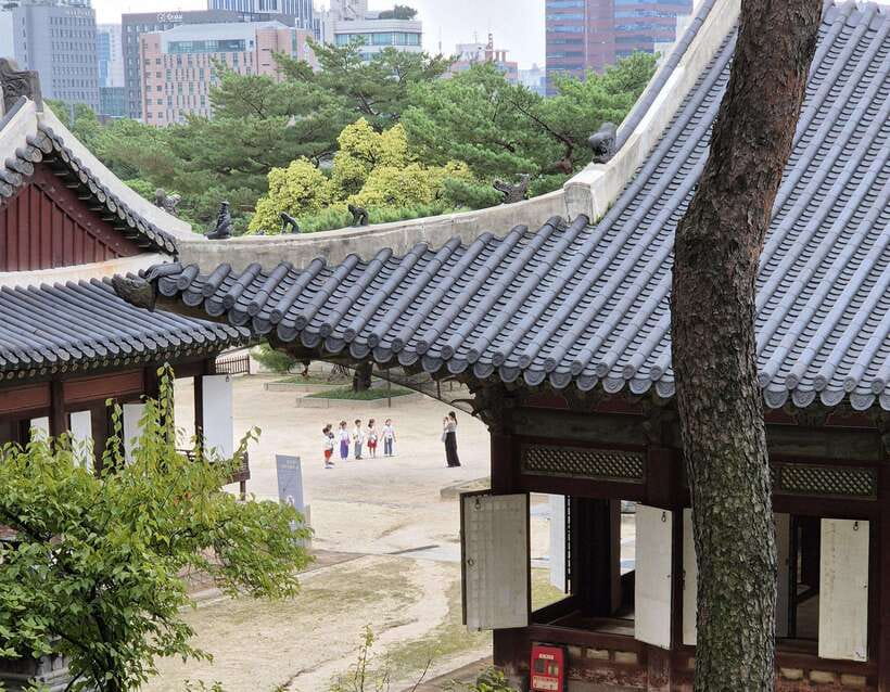 Seoul: UNESCO Palace and Street Foods Guided Tour - A shorter royal visit at Changgyeonggung