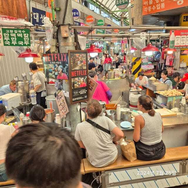 Seoul: UNESCO Palace and Street Foods Guided Tour - The 15-minute walk to Gwangjang Market