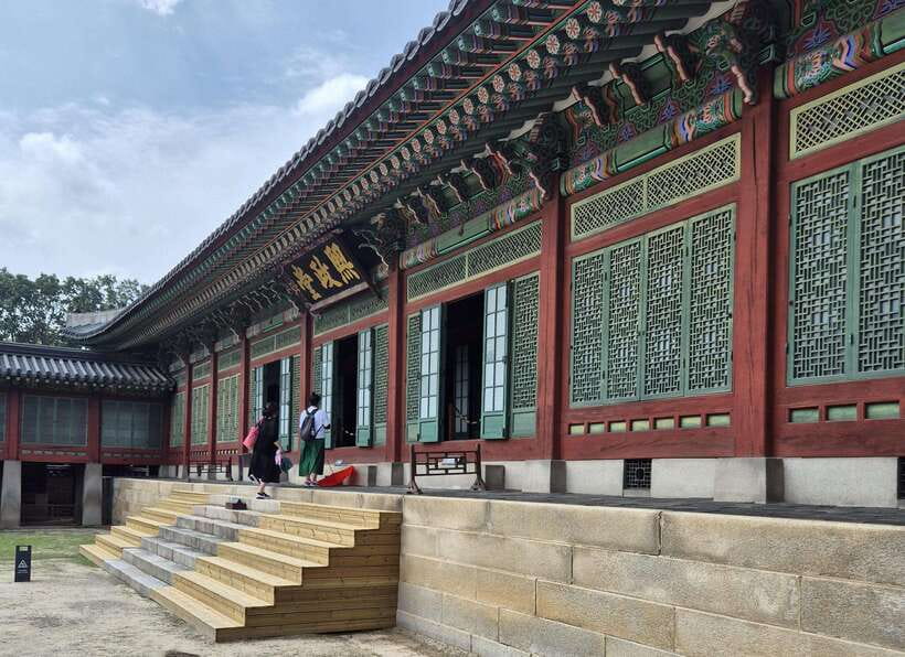 Seoul: UNESCO Palace and Street Foods Guided Tour - What to expect at Gwangjang Market