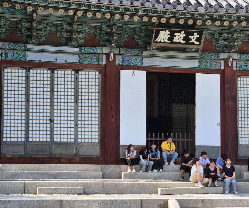 Seoul: UNESCO Palace and Street Foods Guided Tour - A calm finish by Cheonggyecheon Stream