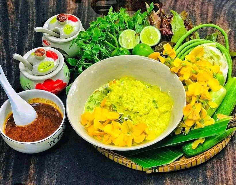 Siem Reap: Street Food Experience by Tuk-Tuk - Khmer noodles and green curry at Phum Num Banh Chok