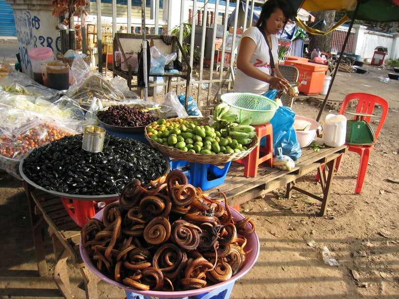 Siem Reap Street Foods Tour by Tuk Tuk with Personal Guide - The night market and final food round