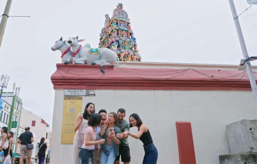 Singapore: Chinatown Food Tour with 6 Tastings - Tea, dessert, and the last clues