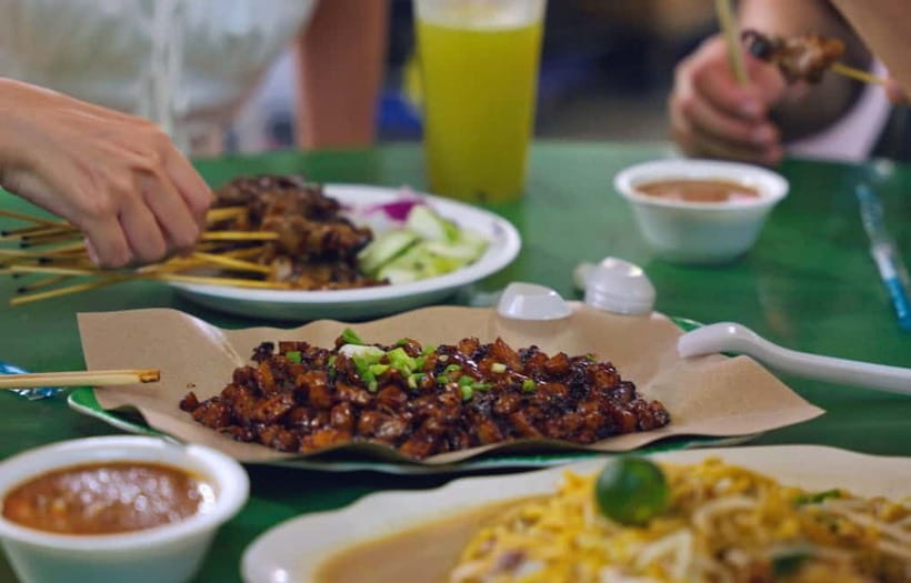 Singapore: Chinatown Food Tour with 6 Tastings - Two secret snack stops and the small-bite rhythm