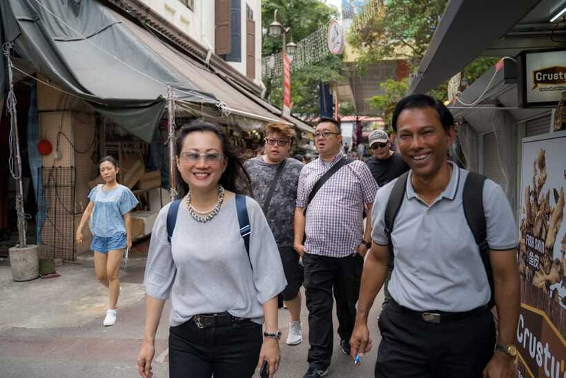 Singapore: Chinatown Hawker Food Tour with 7 Food Tastings - Inside the hawker center