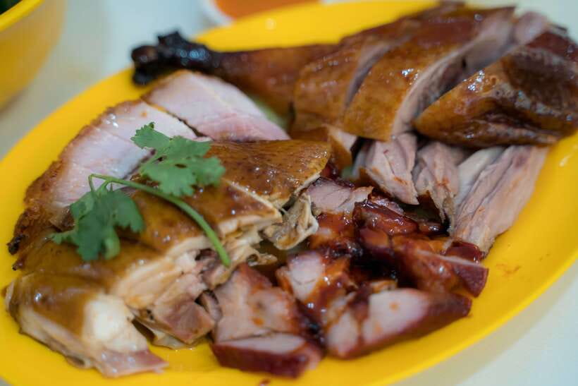 Singapore: Chinatown Hawker Food Tour with 7 Food Tastings - A temple stop between the tastings