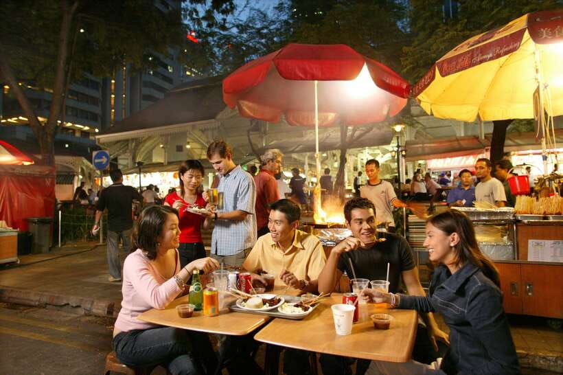 Singapore: Hawker Culture Food Tour and Sightseeing - Lau Pa Sat: dinner with plenty of choice