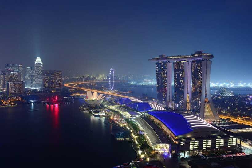 Singapore: Lau Pa Sat Night Street Food with Marina Bay Walk - Marina Bay after dark