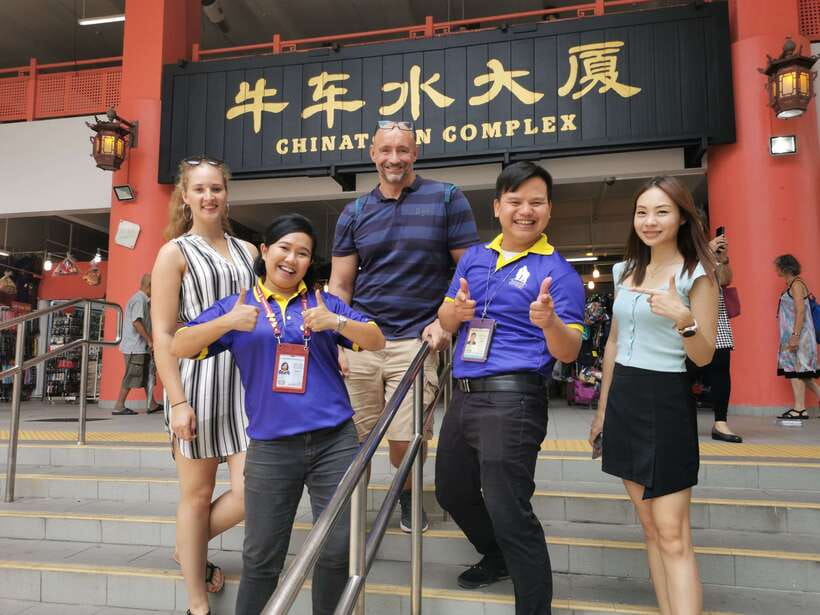 Singapore: Local Hawker Food Tour with Tastings - What the guides add to the morning