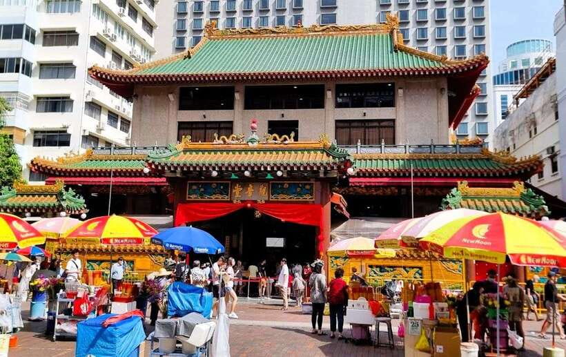 Singapore: Street Food & Ethnic Quarters Kick Scooter Tour - Raffles Hotel gives you a breathing space