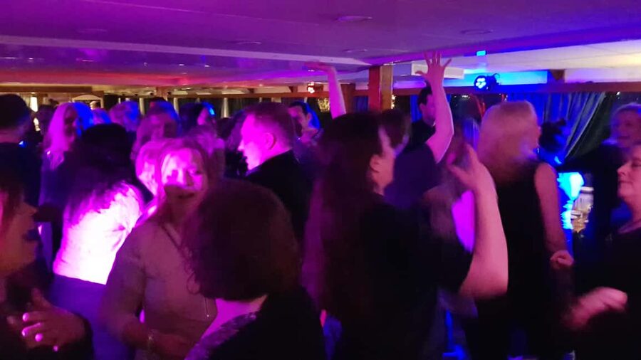 Stockholm All-You-Can-Eat Shrimp or Tacos Cruise & Coverband - The atmosphere, seating, and extra costs