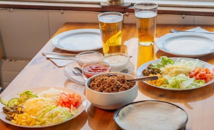 Stockholm All-You-Can-Eat Shrimp or Tacos Cruise & Livemusic - Choosing shrimp, tacos, or a plant-based meal