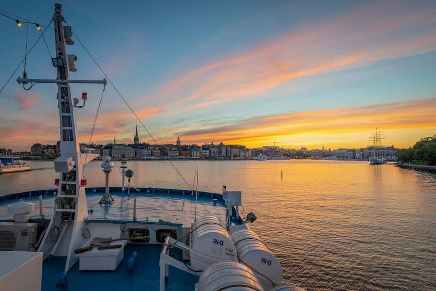 Stockholm All-You-Can-Eat Shrimp or Tacos Cruise & Livemusic - What the service can feel like